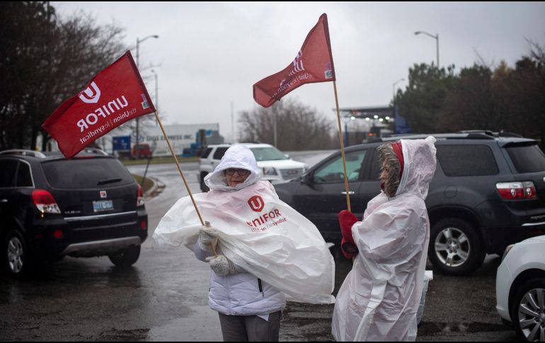 Miembros de Unifor, sindicato de los trabajadores de la planta de GM de Oshawa, se manifiestan por los despidos. AP/E. Lima