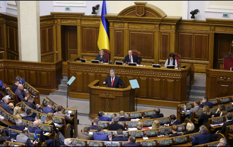 El Parlamento aprobó la propuesta, votando para imponer la ley marcial durante 30 días a partir de mañana en 10 de las 27 regiones de Ucrania. AP/E. Lukatsky