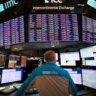 Wall Street baja ante persistente tensión comercial EU-China