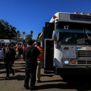 Sale camión con primeros migrantes repatriados a Honduras y Guatemala