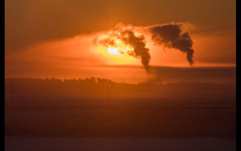 El humo de una fábrica se eleva al amanecer en Yakutsk, Rusia. AFP/M. Antonov