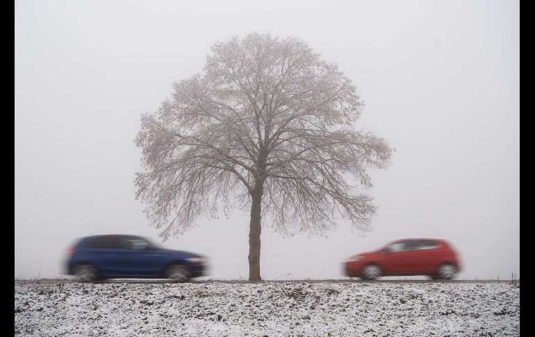 Autos transitan por un área nevada en Grabenstetten, Alemania. AFP/DPA/S. Gollnow