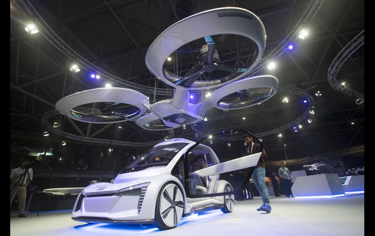 Pop.Up Next, un prototipo diseñado por Audi, Airbus e Italdesign se exhibe en la Semana del Dron en Ámsterdam, Holanda. El vehículo con dos asientos combina transporte terrestre con capacidades de despegue vertical y aterrizaje. AP/P. Dejong