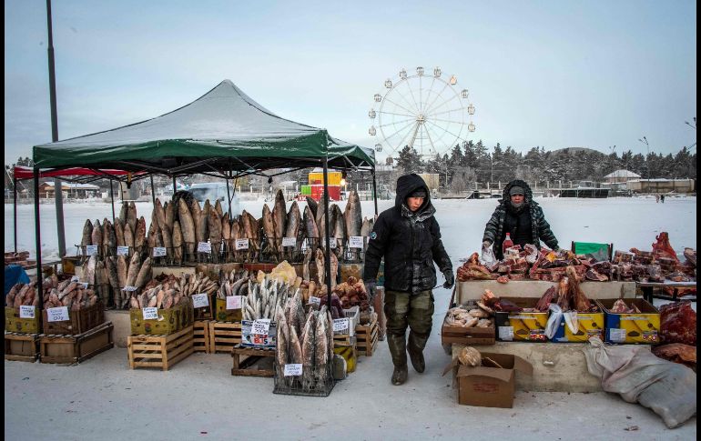 Habitantes en un mercado de productos locales en Yakutsk, en la región rusa de Siberia. AFP/M. Antonov