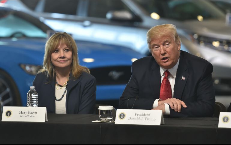 Imagen de archivo que muestra a Mary Barra, CEO de General Motors, con Donald Trump durante su asistencia a un evento. AFP/N. Kamm