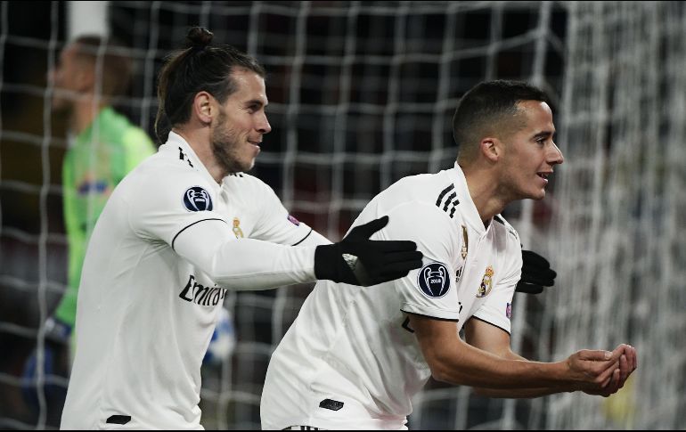Bale (I) celebra con Vázquez (D) el segundo gol del Madrid. AFP/F. Monteforte