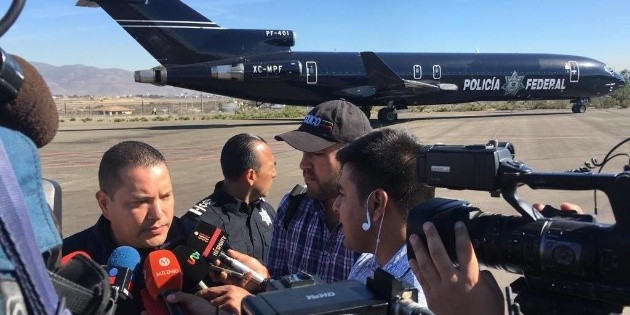 Trasladan en avi&oacute;n a migrantes rumbo a la Ciudad de M&eacute;xico