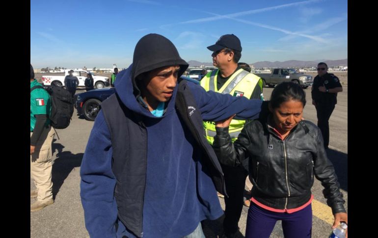 Miembros de la caravana migrante se disponen a regresar a su país, desde el aeropuerto de Tijuana. EFE/J. Terriquez