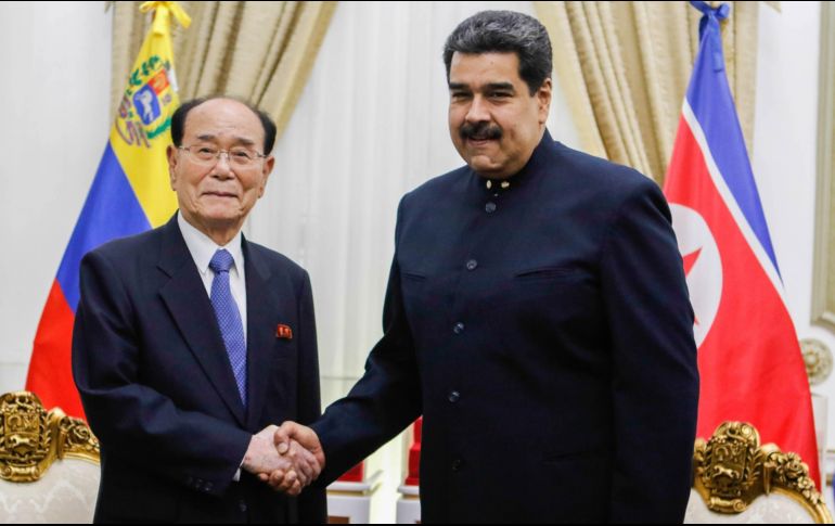 Fotografía donde se observa al presidente venezolano, Nicolás Maduro (d), quien recibe al presidente de la Asamblea Suprema del Pueblo de Corea del Norte, Kim Yong-nam. EFE/PRENSA MIRAFLORES