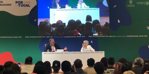 La poeta Ida Vitale convive con j&oacute;venes en la FIL