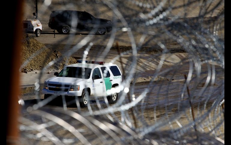 Agentes de la Patrulla Fronteriza estadounidense refuerzan las barreras de alambres de acero a lo largo de la línea fronteriza con Tijuana, Baja California. EFE/A. Zepeda