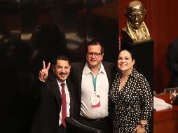 José Ramón López Beltrán -al centro- posa acompañado de los senadores Martí Batres y Mónica Fernández Balboa, durante su visita que hizo este martes a la Cámara alta. SUN/L. Godínez
