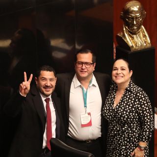 El hijo mayor de López Obrador visita el pleno del Senado