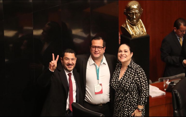 José Ramón López Beltrán -al centro- posa acompañado de los senadores Martí Batres y Mónica Fernández Balboa, durante su visita que hizo este martes a la Cámara alta. SUN/L. Godínez