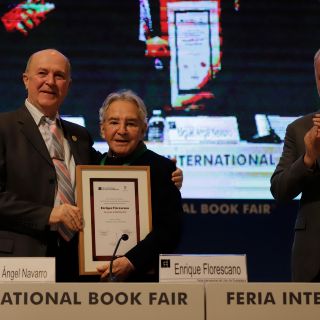 Enrique Florescano recibe El homenaje al Bibliófilo