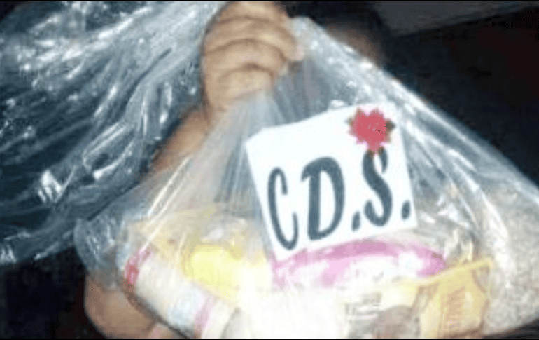 Las bolsas de alimentos contienen un papel escrito con las siglas CDS y una flor de nochebuena. ESPECIAL