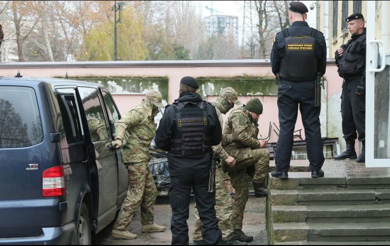 Un oficial de la Armada ucraniana llega escoltado a un tribunal en Simferopol, en Crimea. EFE/A. Shwarz