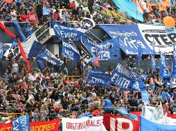 Miles protestan en el estadio Atlanta de Buenos Aires durante el primer gran acto de la 