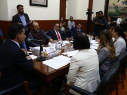 Héctor Pérez Partida y Juan Partida Morales se reunieron en el Congreso local con diputados de la Comisión de Hacienda para revisar la Ley de Ingresos 2019. FACEBOOK/legislativojal