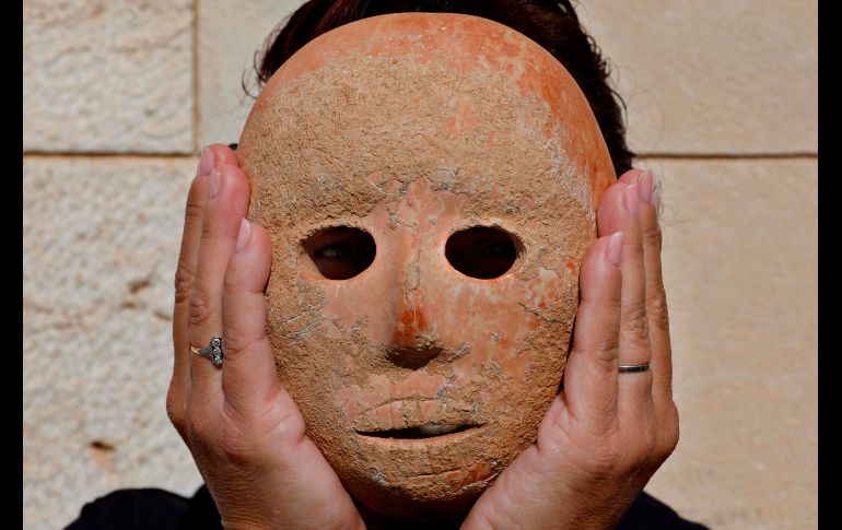Ronit Lupu, arquéologa de la Autoridad Arqueológica de Israel, muestra en Jerusalén una máscara de piedra de unos nueve mil años de antigüedad, descubierta cerca del asentamiento judío de Pnei Hever, en Cisjordania. AFP/G. Tibbon