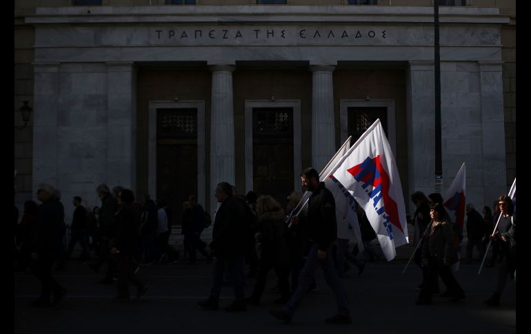 Integrantes de un sindicato participan en una protesta en Atenas, Grecia, en el marco de una huelga de 24 horas en contra de los paquetes de austeridad impuestos por el gobierno. AP/P. Giannakouris