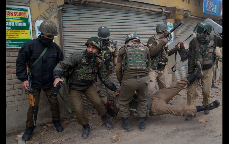 Soldados paramilitares indios auxilian a un compañero herido durante enfrentamientos con manifestantes en Bagdam, territorio cachemir controlado por India. AP/D. Yasin