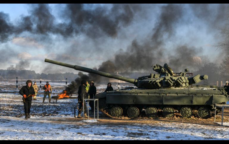 Militares ucranianos realizan un entrenamiento en Chernihiv. El presidente de Ucrania, Petro Poroshenko, promulgó este miércoles el decreto que instaura la ley marcial en medio de una escalada de tensión sin precedentes con Rusia AP/Servicio de Prensa Presidencial/M. Lazarenko