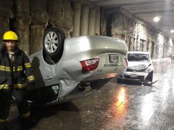 Personal de Protección Civil de Guadalajara acudió al punto para atender la volcadura. ESPECIAL