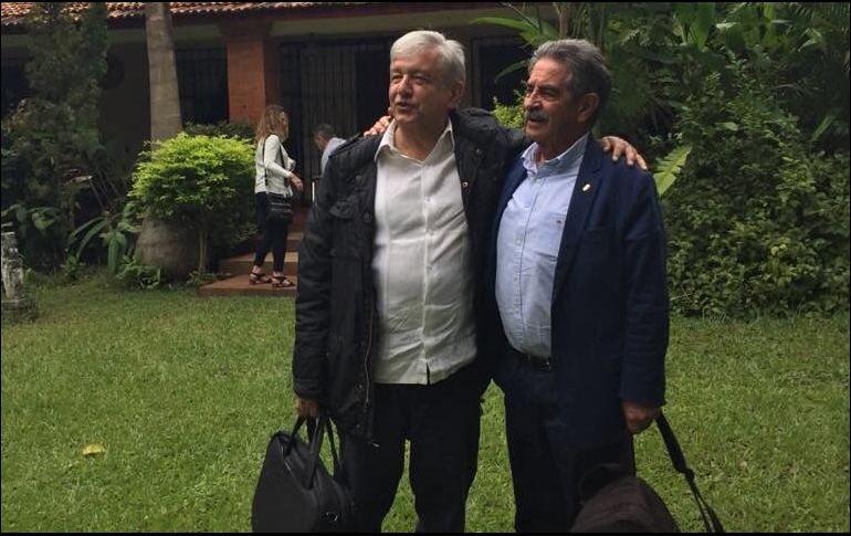 López Obrador viajó acompañado por Miguel Ángel Revilla presidente de Cantabria, España, quien fue recibido por el propio presidente electo para después dirigirse al municipio de Palenque. TWITTER / @RevillaMiguelA