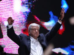 Aspectos de la instalación del escenario en la explanada del Zócalo, donde López Obrador encabezará un acto después de rendir protesta como Presidente. SUN/ARCHIVO