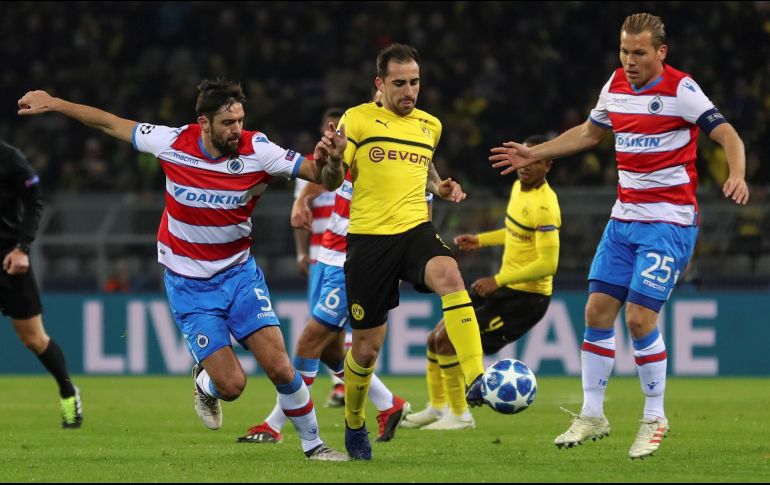 El jugador Paco Alcacer (c) de Dortmund disputa el balón con Benoit Poulain (i) de Brujas. EFE/R. Vogel