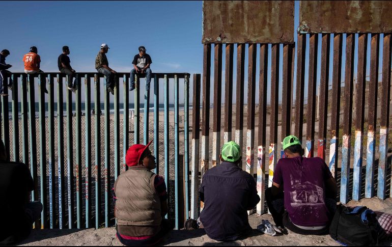 Unos seis mil 062 inmigrantes esperan su turno en un albergue instalado en Tijuana. AFP/G. Arias