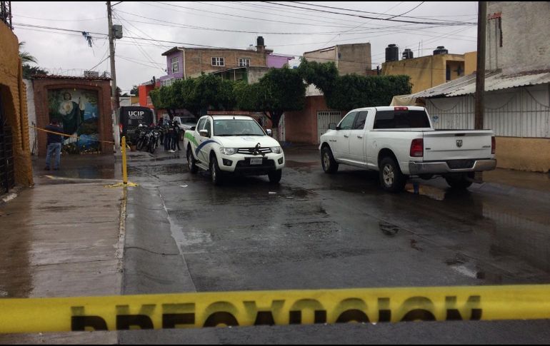 Unidades de la Policía acudieron al cruce de las calles San Juan y San Jorge, donde encontraron a tres personas ya sin vida. ESPECIAL