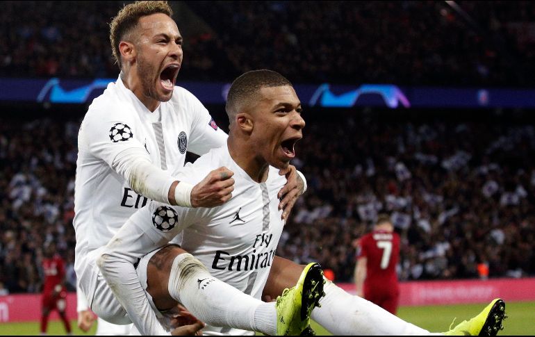 Neymar (i) de Paris Saint-Germain celebra con su compañero de equipo Kylian Mbappe (d) después de anotar un gol contra el Liverpool FC. EFE/Y. Valat