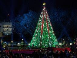 Melania Trump pulsó el interruptor para encender el árbol luego que su esposo hizo una cuenta regresiva de 10 segundos. AFP/B. Smialowski