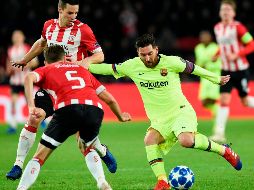 Daniel Schwaab (i) disputa el balón con Lio Messi (d) durante el juego. AFP/J. Thys