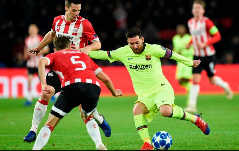 Daniel Schwaab (i) disputa el balón con Lio Messi (d) durante el juego. AFP/J. Thys