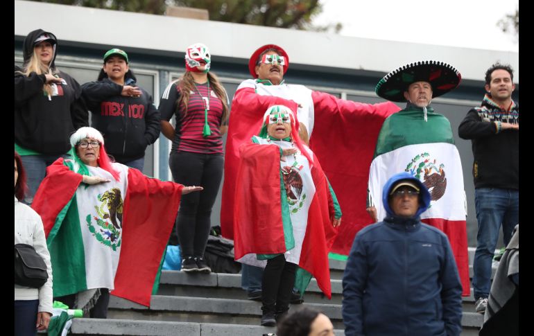 Fans de México asisten al partido de las semifinales entre México y Canadá en la Copa Mundial Femenina Sub-17, en el estadio Charrúa en Montevideo, Uruguay. EFE/R. Martínez