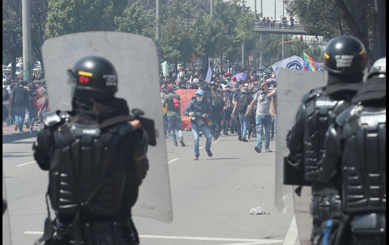 Un grupo de manifestantes enfrenta a miembros de la policía durante una movilización en Bogotá, Colombia. Estudiantes universitarios que comenzaron hace 49 días una huelga dicen que las universidades públicas necesitan 3.2 billones de pesos (unos mil 037 millones de dólares) para no cerrar este año. EFE/M. Dueñas