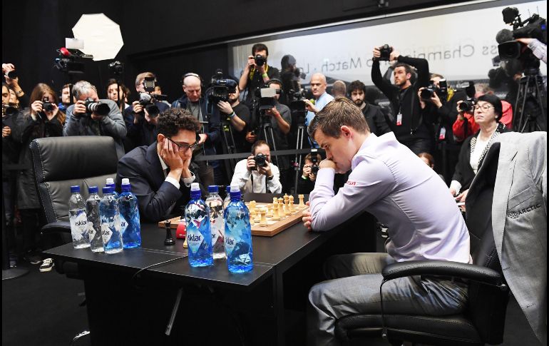 El noruego Magnus Carlsen (d), campeón mundial de ajedrez, se enfrenta al aspirante al título, el estadounidense Fabiano Caruana (i), durante la partida del desempate del Mundial de Ajedrez que se celebra en Londres. EFE/ F. Arrizabalaga