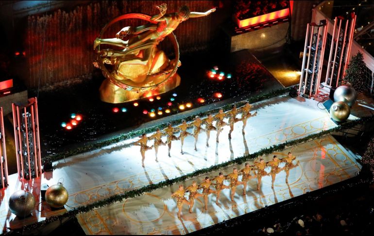 Las Rockettes de Radio City ofrecen su tradicional show antes del encendido del Árbol. EFE/J. Szenes