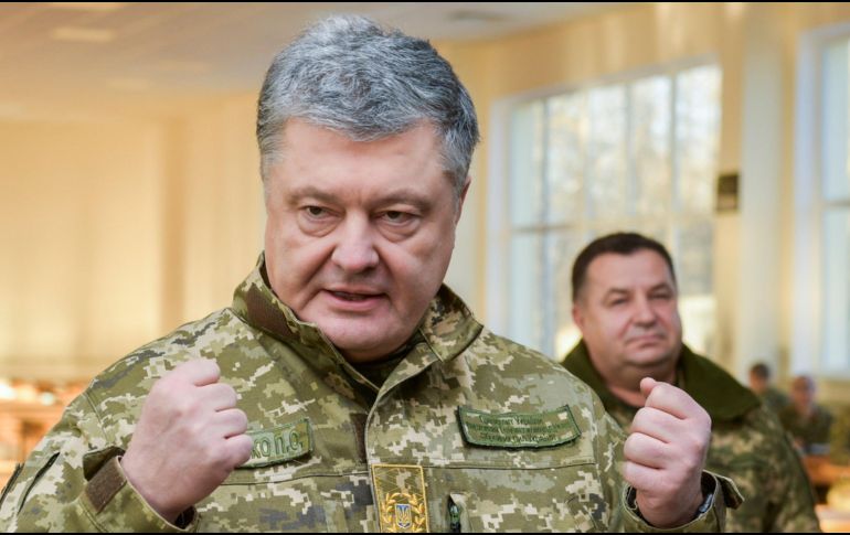 El presidente ucraniano, Petró Poroshenko, visita el centro de entrenamientos 169º de las Fuerzas Armadas de Ucrania en Cherníhiv. EFE/M. Lazarenko