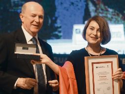 La escritora española recibió el premio de manos de Miguel Ángel Navarro, rector de UdeG. EL INFORMADOR / G. Gallo