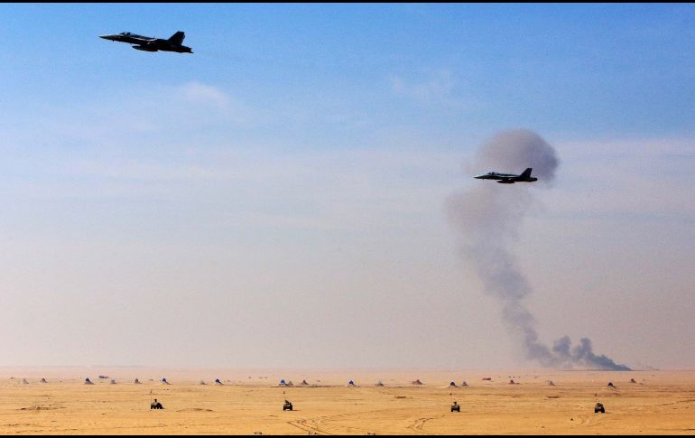 Aviones de combate  F/A-18 vuelan cerca de la ciudad de Kuwait, en la ceremonia de clausura de las maniobras militares conjuntas entre Francia y Kuwait. AFP/Y. Al-Zayyat