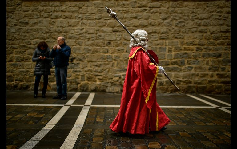 Un hombre disfrazado en atuendo regional antiguo participa en una procesión en honor a san Saturnino en Pamplona, España. AP/A. Barrientos