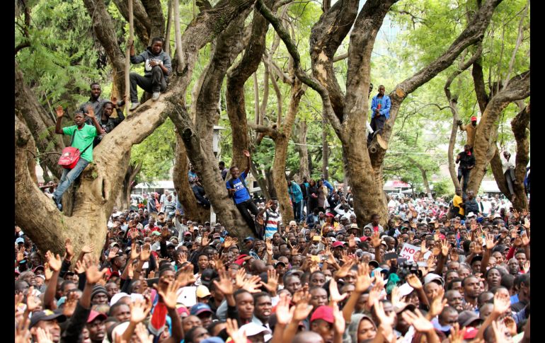 Habitantes participan en una manifestación en Harare, Zimbabue, por la crisis económica del país. AP/T. Mukwazhi