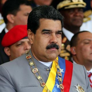 Entregan 20 mil firmas de rechazo a visita de Maduro a México