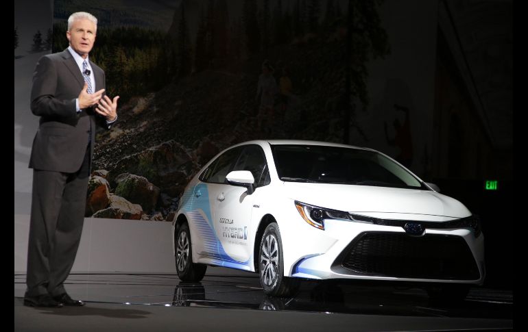 El vicepresidente y gerente general del Grupo Toyota, Jack Hollis, presenta el Corolla Hybrid 2020.