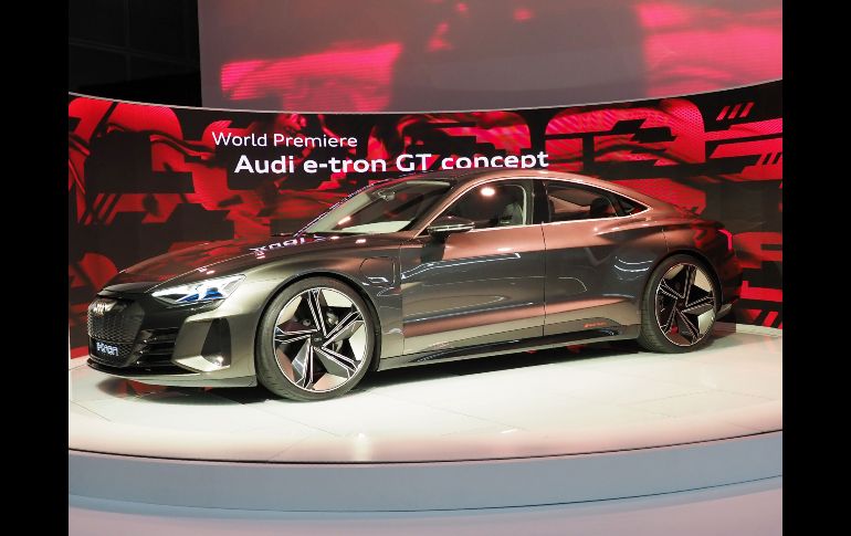 Audi lanzó el e-Tron GT, un vehículo que la casa alemana espera poner a la venta en 2021 con un motor de alrededor de 600 caballos de potencia.