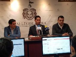 El diputado Rodríguez Jiménez (c) comenta que, con el aumento de participaciones, se analizarán los incrementos propuestos en el cobro de derechos que aún podrían ajustarse. EL INFORMADOR / R. Rivas